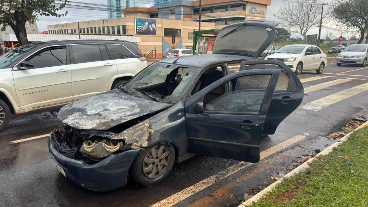 Incêndio consome carro nas proximidades da Polícia Federal, na Avenida Paraná