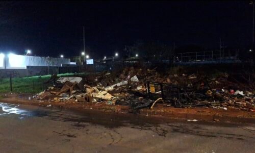 Incêndio em terreno mobiliza bombeiros no Bairro Interlagos