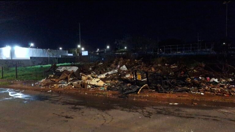 Incêndio em terreno mobiliza bombeiros no Bairro Interlagos
