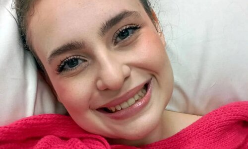 Jovem recebe alta 1 mês após ser atingida por galho na praça Osório