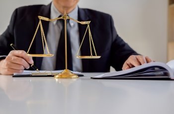 Justiça do Trabalho suspende penhora da aposentadoria de devedora em razão da idade avançada e do estado de saúde — TRT-MG