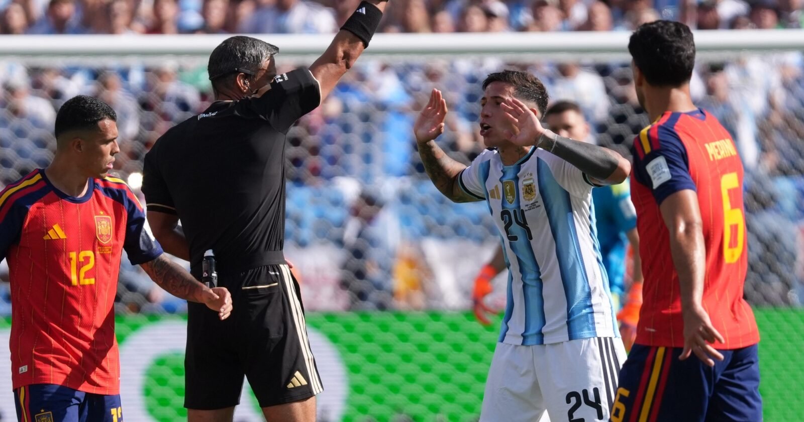 La expulsión de Enzo Fernández es correcta :: Olé
