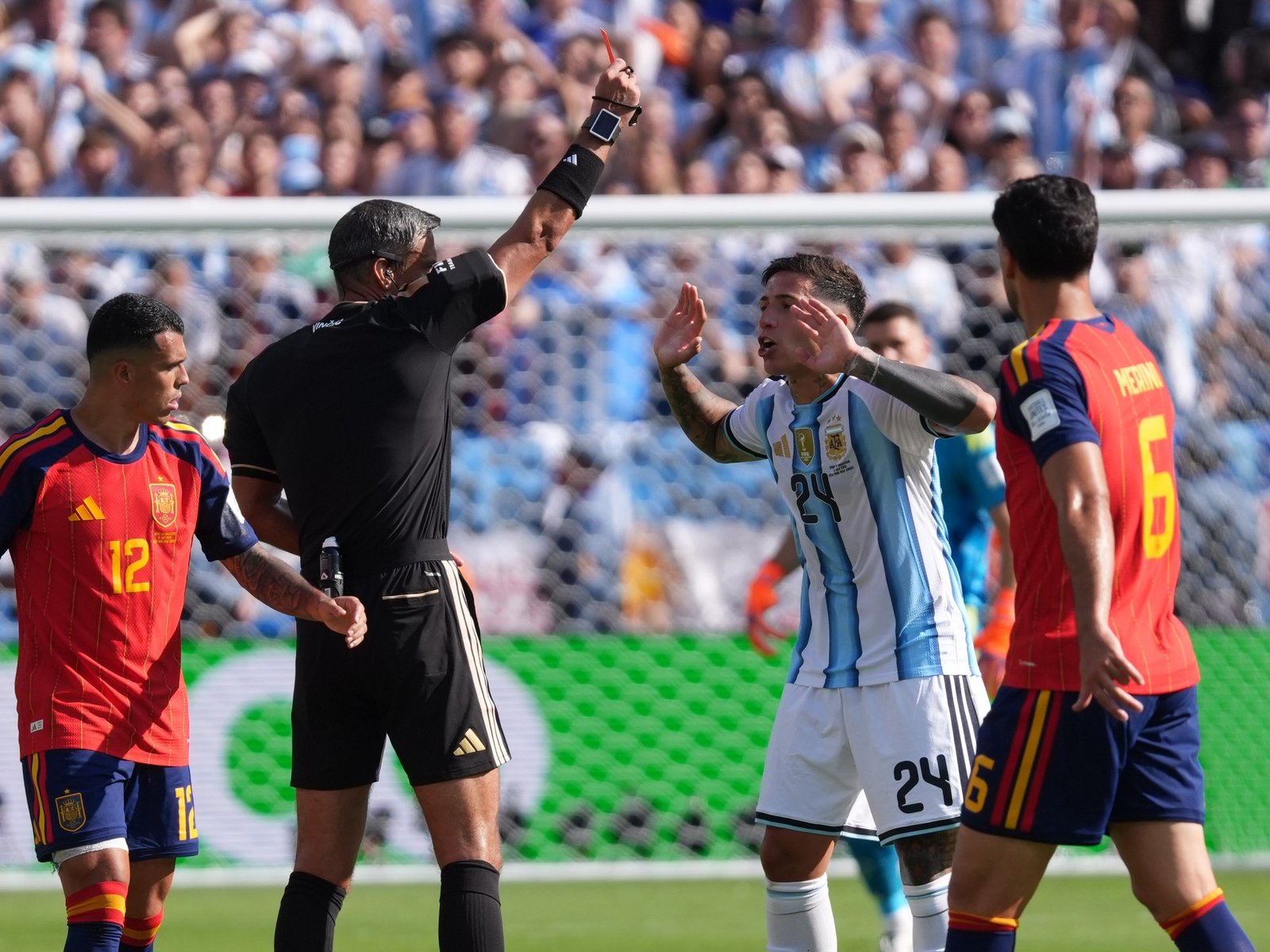 La expulsión de Enzo Fernández es correcta :: Olé