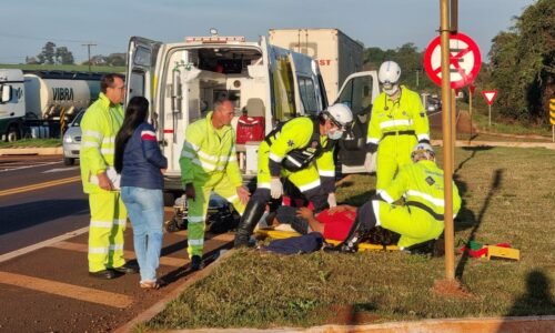 Motociclista é socorrido após colisão com Fiat Strada na BR-369, em Cascavel