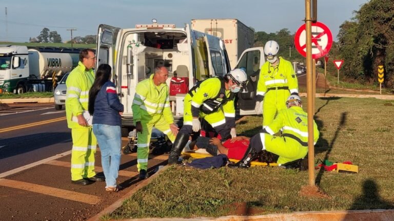 Motociclista é socorrido após colisão com Fiat Strada na BR-369, em Cascavel
