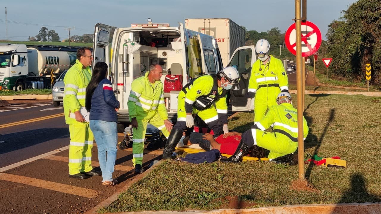 Motociclista é socorrido após colisão com Fiat Strada na BR-369, em Cascavel