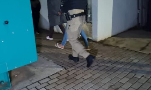 Mulher é detida e duas adolescentes são apreendidas em ação da PM contra o tráfico no Jardim Veneza