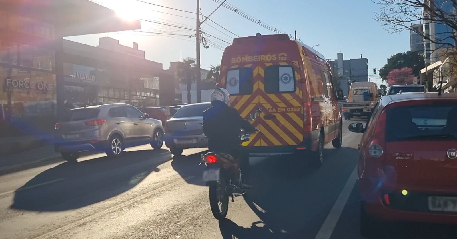Mulher fica ferida após acidente entre moto e carro no Centro de Cascavel