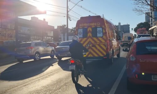 Mulher fica ferida após acidente entre moto e carro no Centro de Cascavel