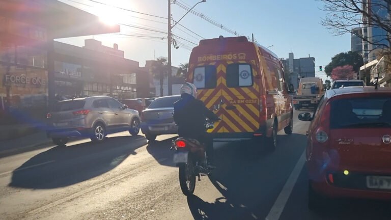 Mulher fica ferida após acidente entre moto e carro no Centro de Cascavel