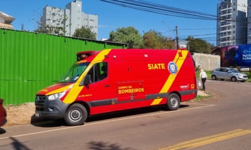 Mulher sofre queda ao atravessar a rua e é socorrida pelo Corpo de Bombeiros