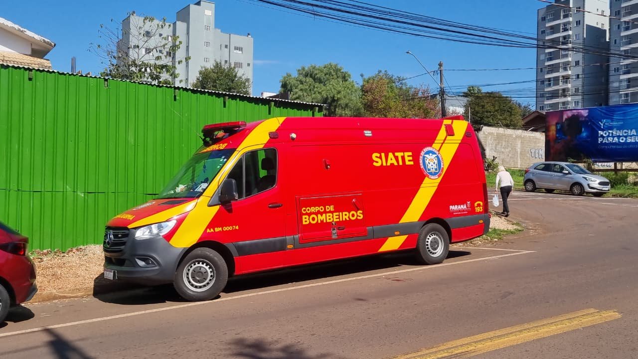 Mulher sofre queda ao atravessar a rua e é socorrida pelo Corpo de Bombeiros