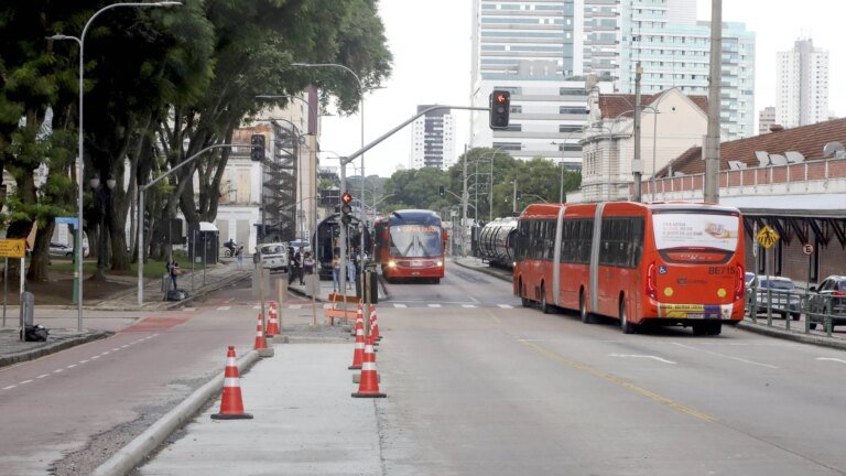 Obra deixa Praça Eufrásio Correia às escuras e aumenta insegurança em Curitiba