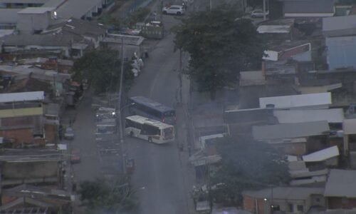Ônibus são usados como barricadas em Costa Barros durante operação
