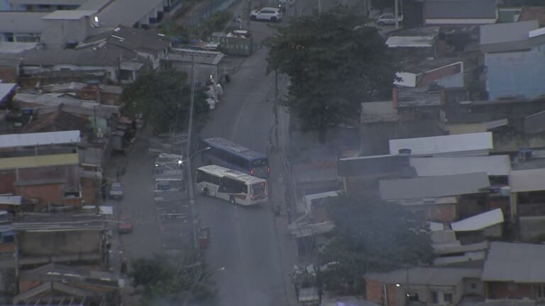 Ônibus são usados como barricadas em Costa Barros durante operação