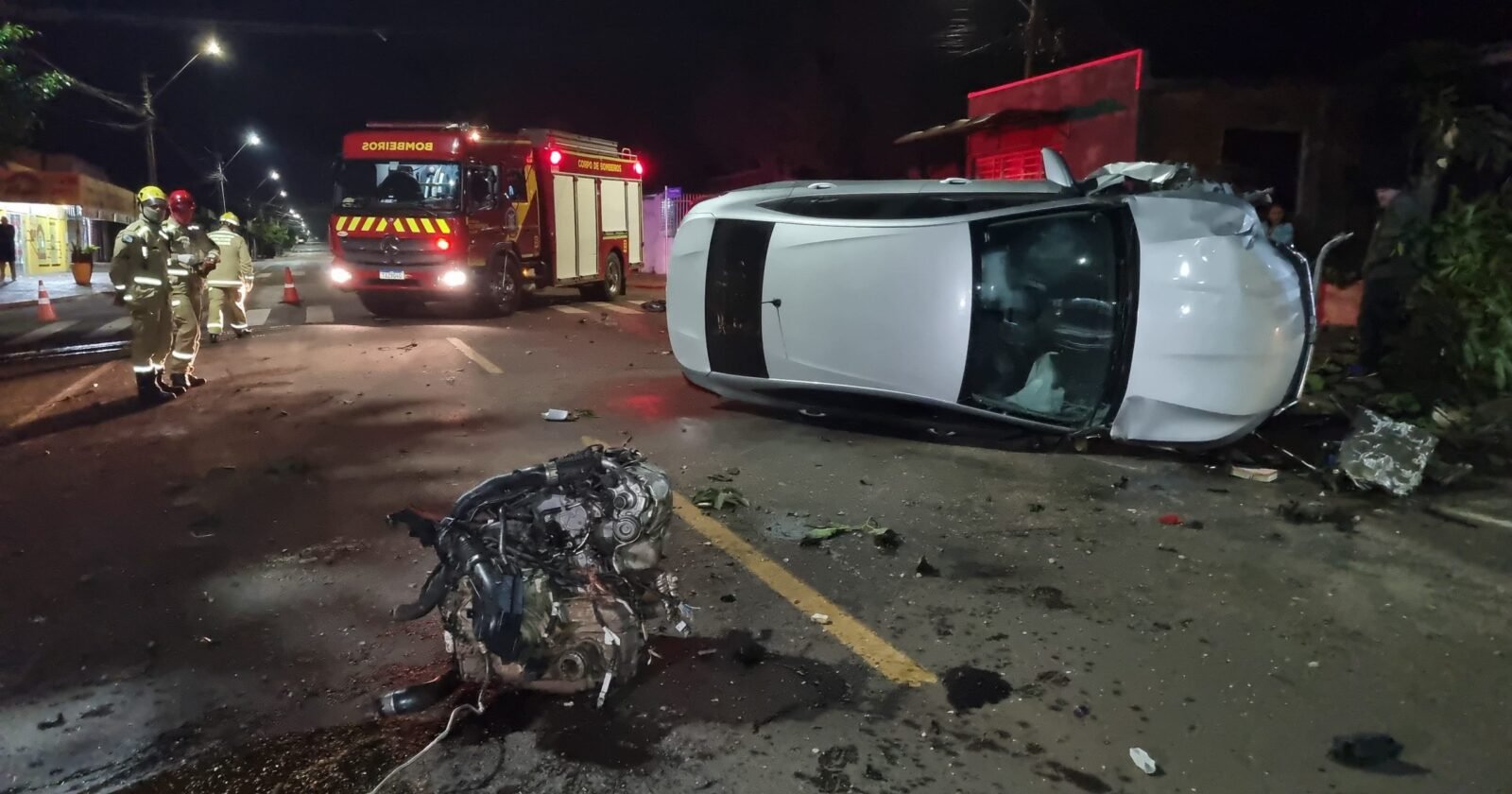 Onix destrói muro, atinge árvore e tem motor arrancado após acidente no Santa Cruz
