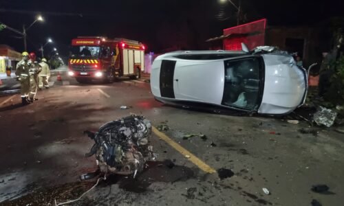 Onix destrói muro, atinge árvore e tem motor arrancado após acidente no Santa Cruz