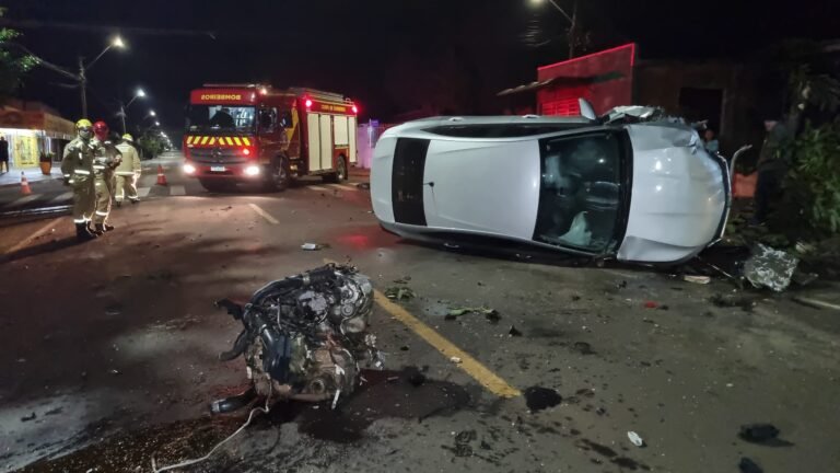 Onix destrói muro, atinge árvore e tem motor arrancado após acidente no Santa Cruz