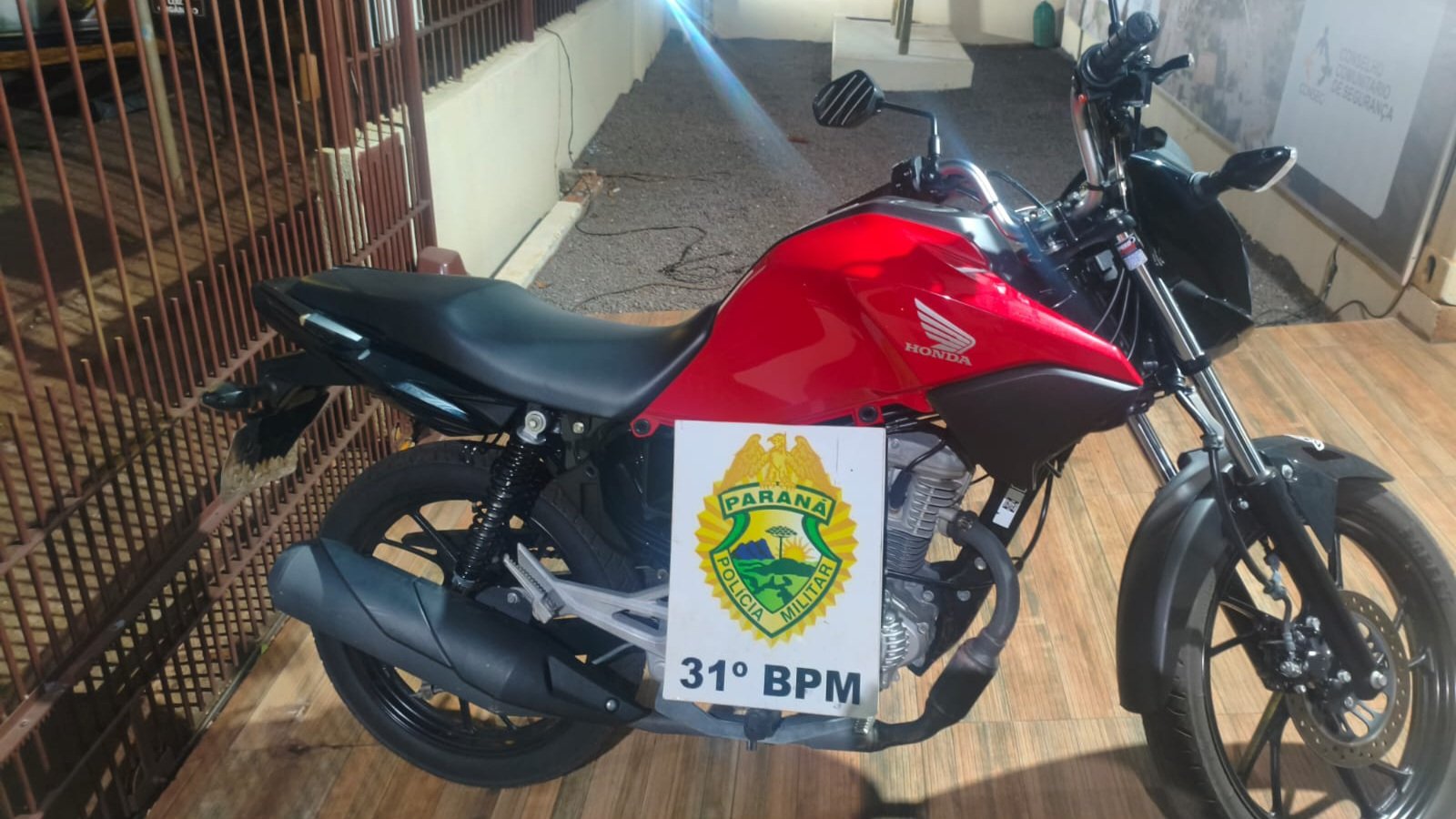 PM recolhe motocicleta após flagrar condutor sem habilitação em Palotina