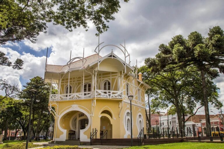 Palácio histórico de Curitiba recebe exposição com aves típicas do Litoral do Paraná