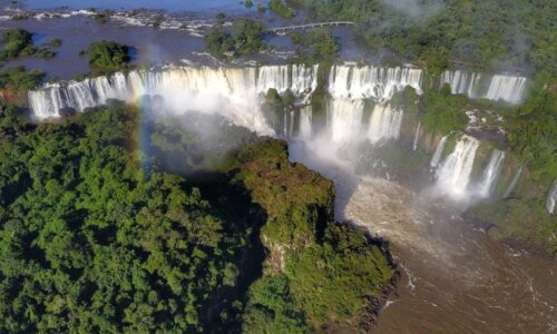 Passarela das Cataratas do Iguaçu é reaberta após vazão seis vezes acima da média