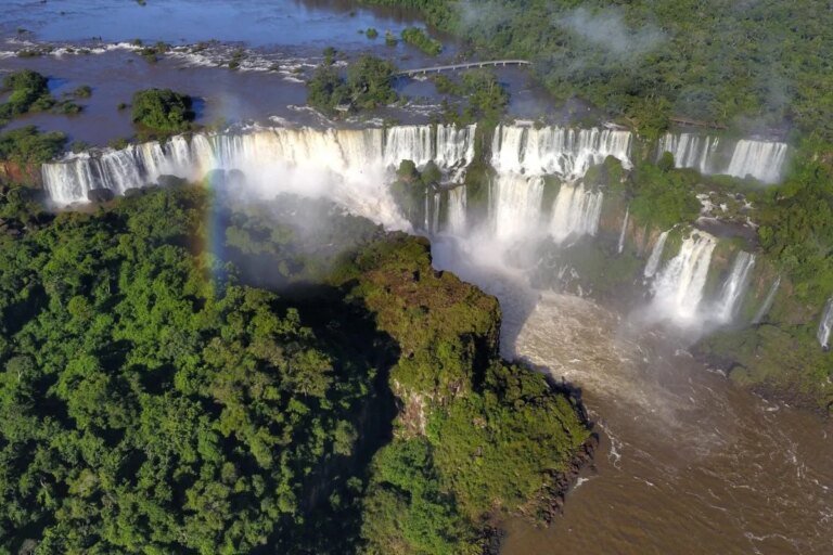 Passarela das Cataratas do Iguaçu é reaberta após vazão seis vezes acima da média