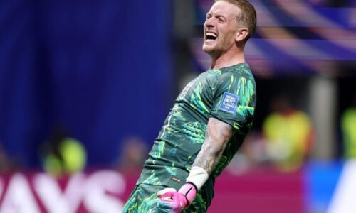 Anders Mol, de olhos fechados, e Christian Sorum beijam as medalhas de ouro do vôlei de praia de Tóquio 2020