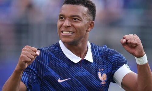 Mbappé comemora gol da França contra a Suécia na Copa do Mundo