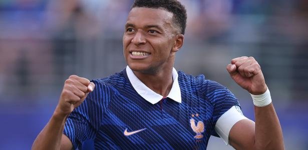 Mbappé comemora gol da França contra a Suécia na Copa do Mundo