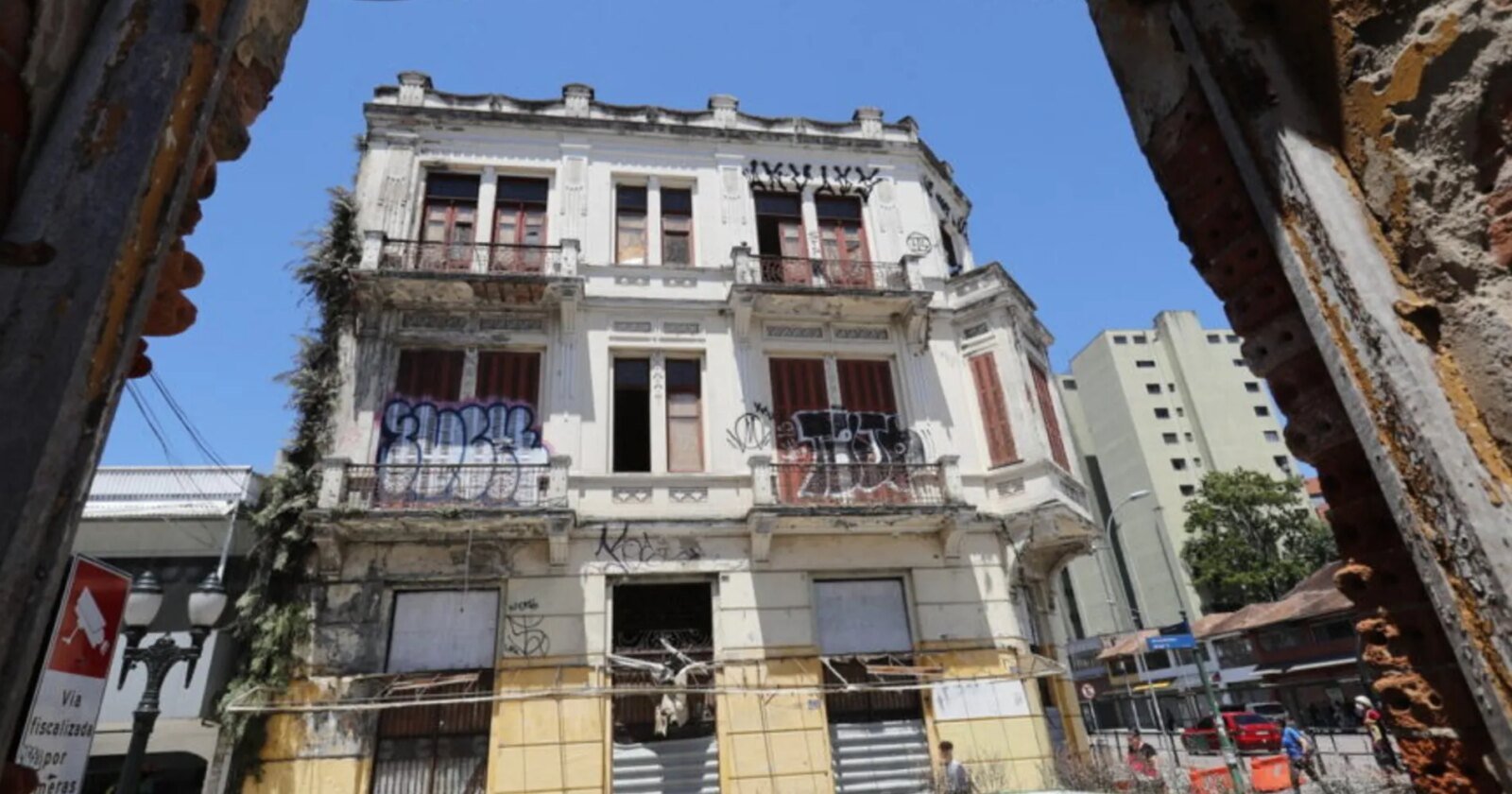 Prédios antigos do Centro de Curitiba oferecem risco real de acidentes com pedestres