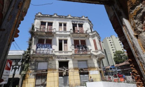 Prédios antigos do Centro de Curitiba oferecem risco real de acidentes com pedestres