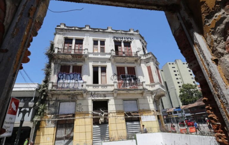 Prédios antigos do Centro de Curitiba oferecem risco real de acidentes com pedestres