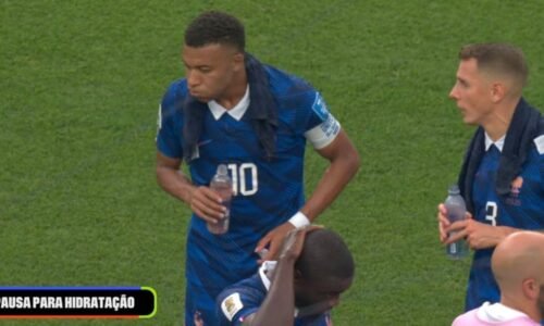 O atacante Mbappé, da França, durante a pausa para hidratação no jogo contra o Iraque - Reprodução/YouTube @cazetv