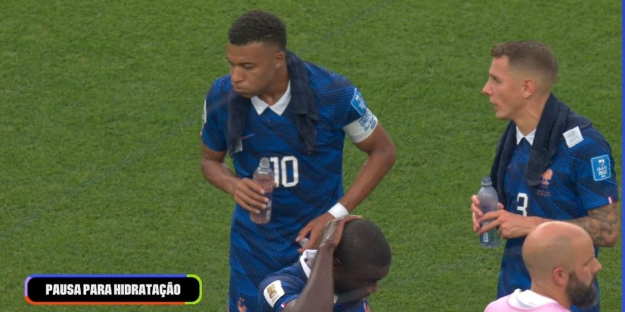 O atacante Mbappé, da França, durante a pausa para hidratação no jogo contra o Iraque - Reprodução/YouTube @cazetv