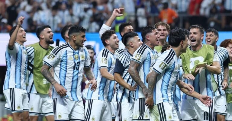 Haaland comemorando a vitória da Noruega após a eliminação da Seleção Brasileira na Copa