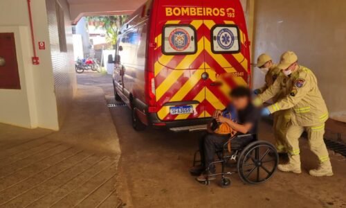 Queda de treliça deixa homem ferido durante desmontagem de estrutura para show em Cascavel