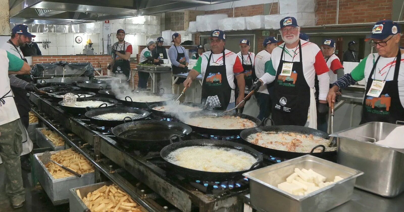 Santa Felicidade celebra tradição com 11 toneladas de frango e polenta fritos