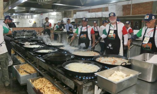 Santa Felicidade celebra tradição com 11 toneladas de frango e polenta fritos
