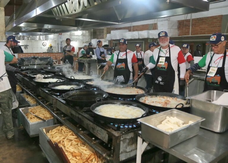 Santa Felicidade celebra tradição com 11 toneladas de frango e polenta fritos