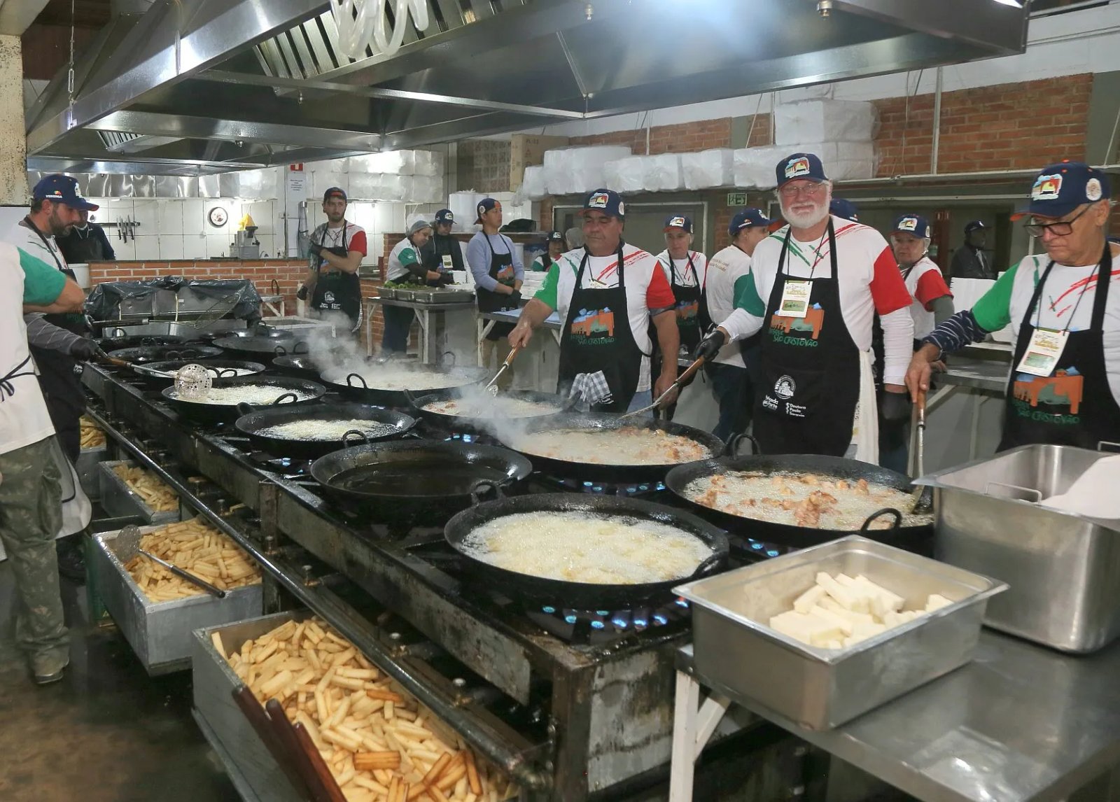 Santa Felicidade celebra tradição com 11 toneladas de frango e polenta fritos