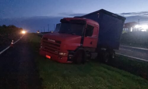 Scania sai da pista e para no canteiro central da BR-163