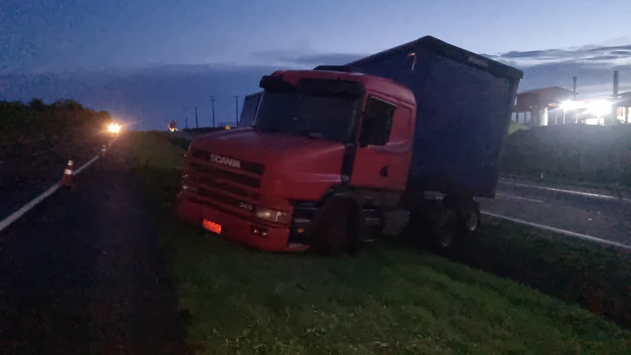 Scania sai da pista e para no canteiro central da BR-163
