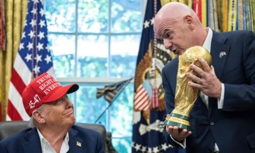 Trump telefonou para Infantino na quarta-feira e pediu para Fifa rever suspensão de atacante dos EUA, diz New York Times
