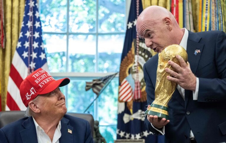 Trump telefonou para Infantino na quarta-feira e pediu para Fifa rever suspensão de atacante dos EUA, diz New York Times
