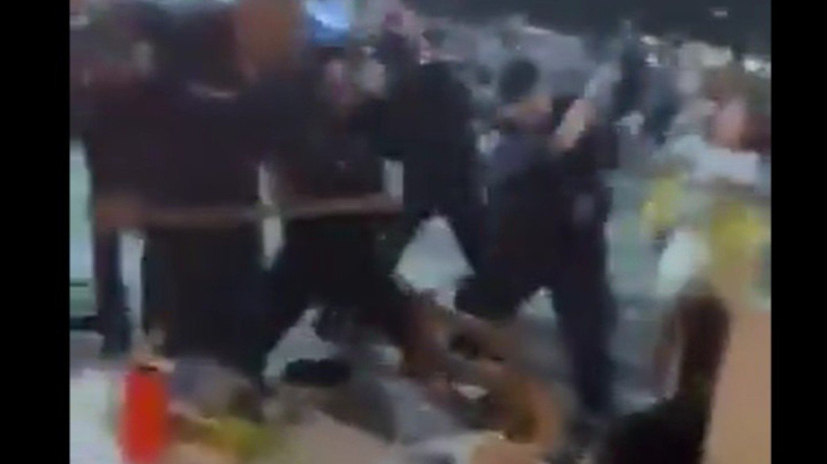 Vídeo mostra PMs agredindo torcedor argentino caído em Copacabana