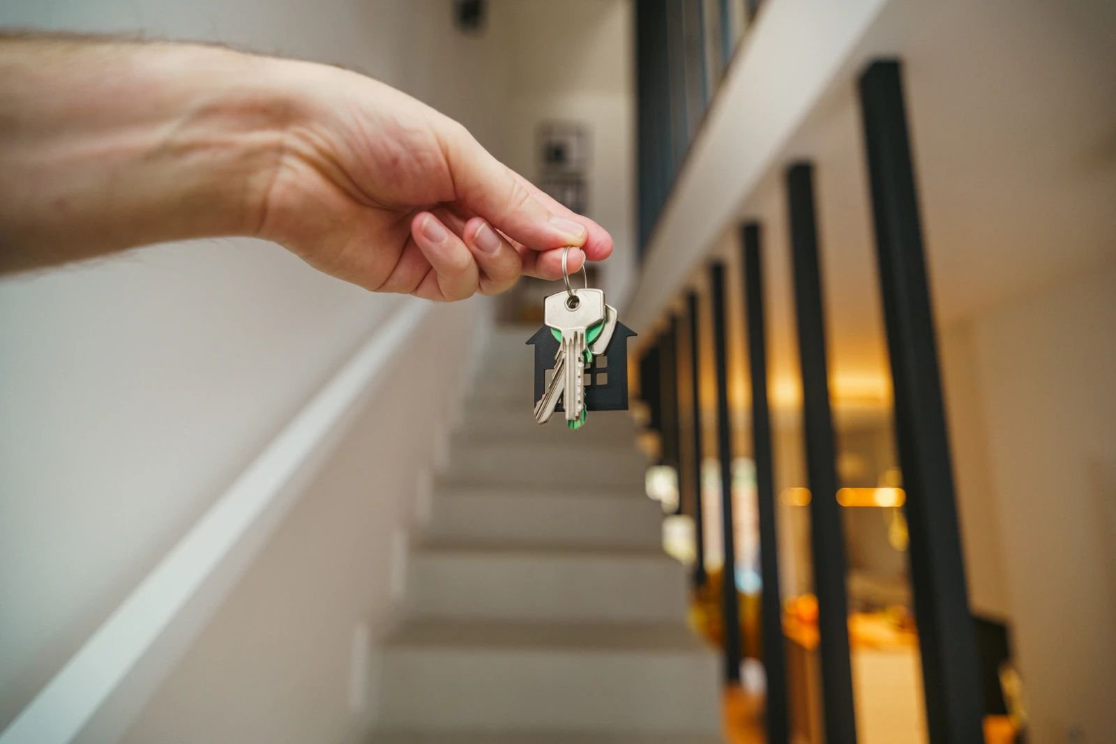 Chaves de casa própria entregues após a conclusão de um financiamento imobiliário em São José, SC.