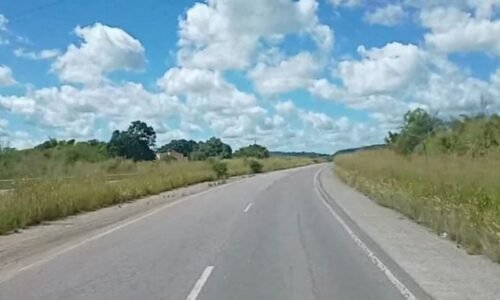 Acidente entre carretas interdita trecho da BR-116 no sudoeste da Bahia