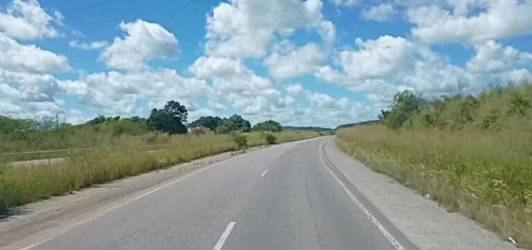 Acidente entre carretas interdita trecho da BR-116 no sudoeste da Bahia