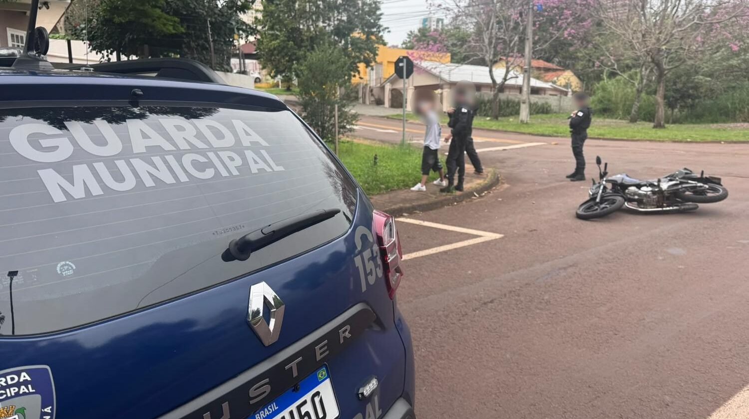 Adolescentes fogem de abordagem, caem de moto e são apreendidos pela Guarda Municipal em Cascavel