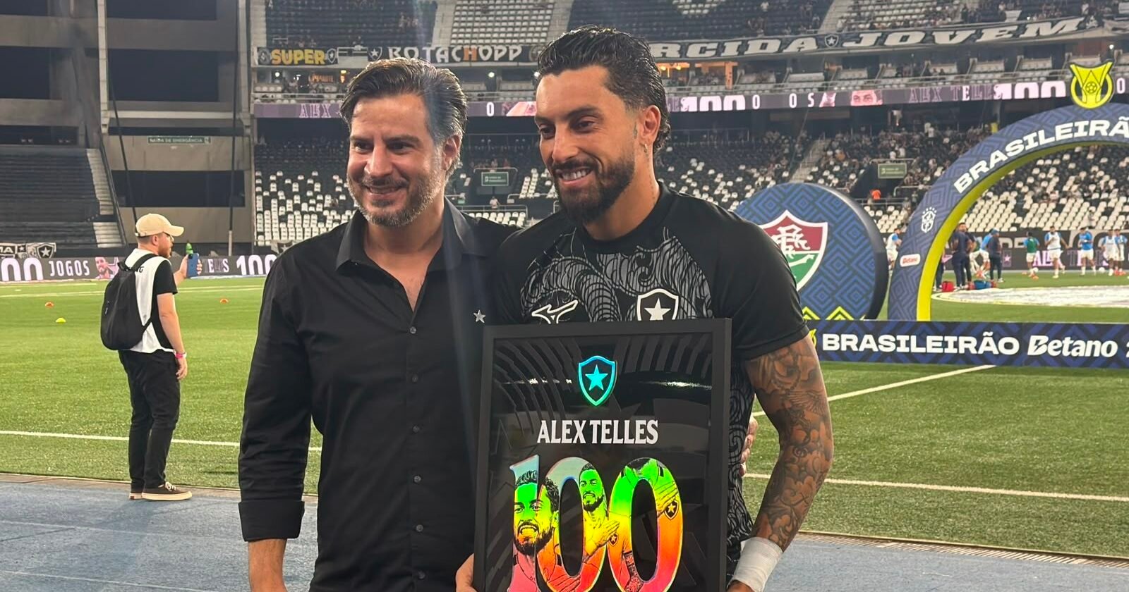 Alex Telles: Botafogo homenageia lateral pelos 100 jogos no clube